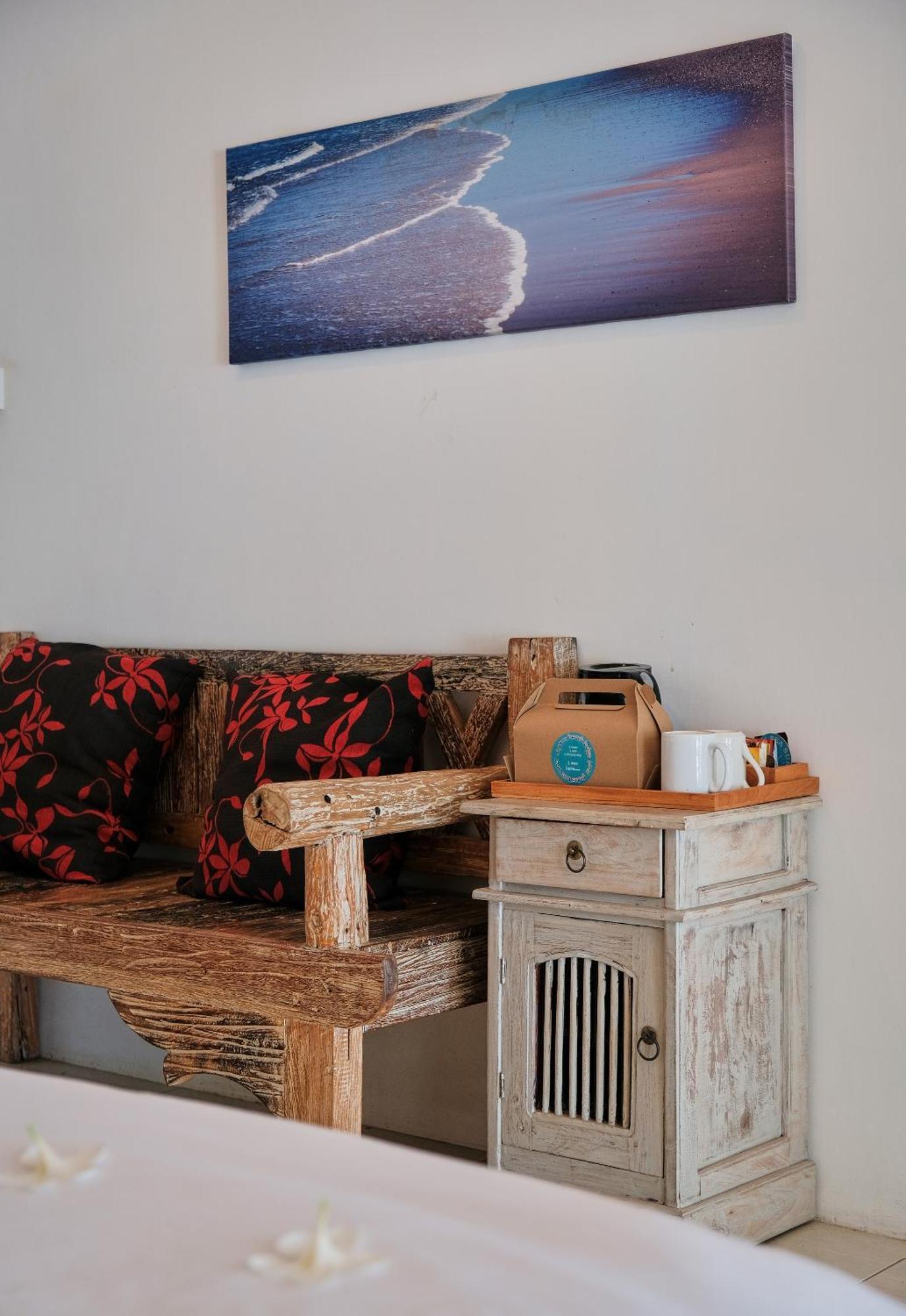 Myamo Beach Lodge Jereweh Екстериор снимка