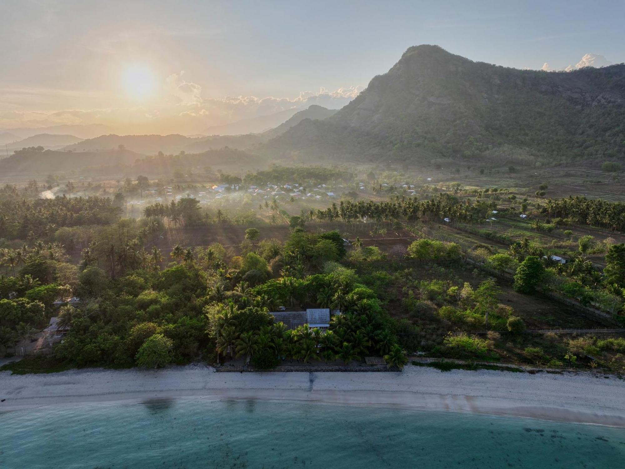 Myamo Beach Lodge Jereweh Екстериор снимка