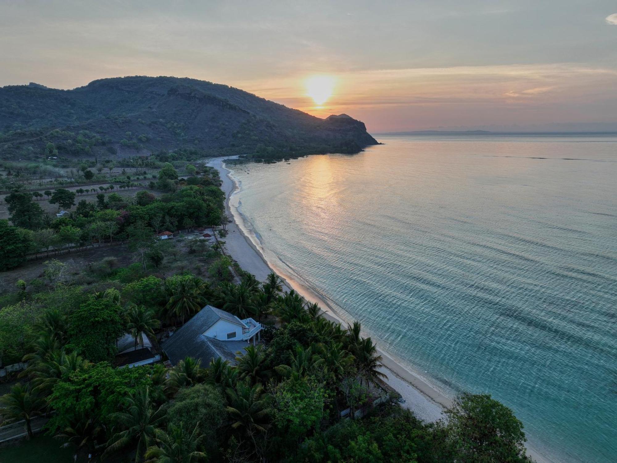 Myamo Beach Lodge Jereweh Екстериор снимка