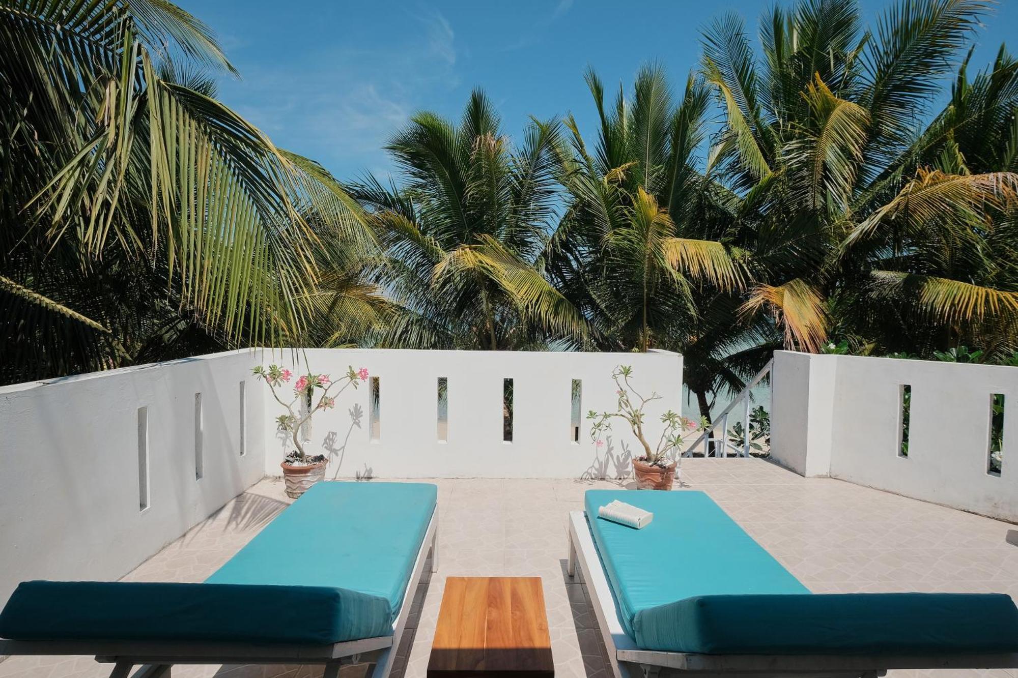 Myamo Beach Lodge Jereweh Екстериор снимка