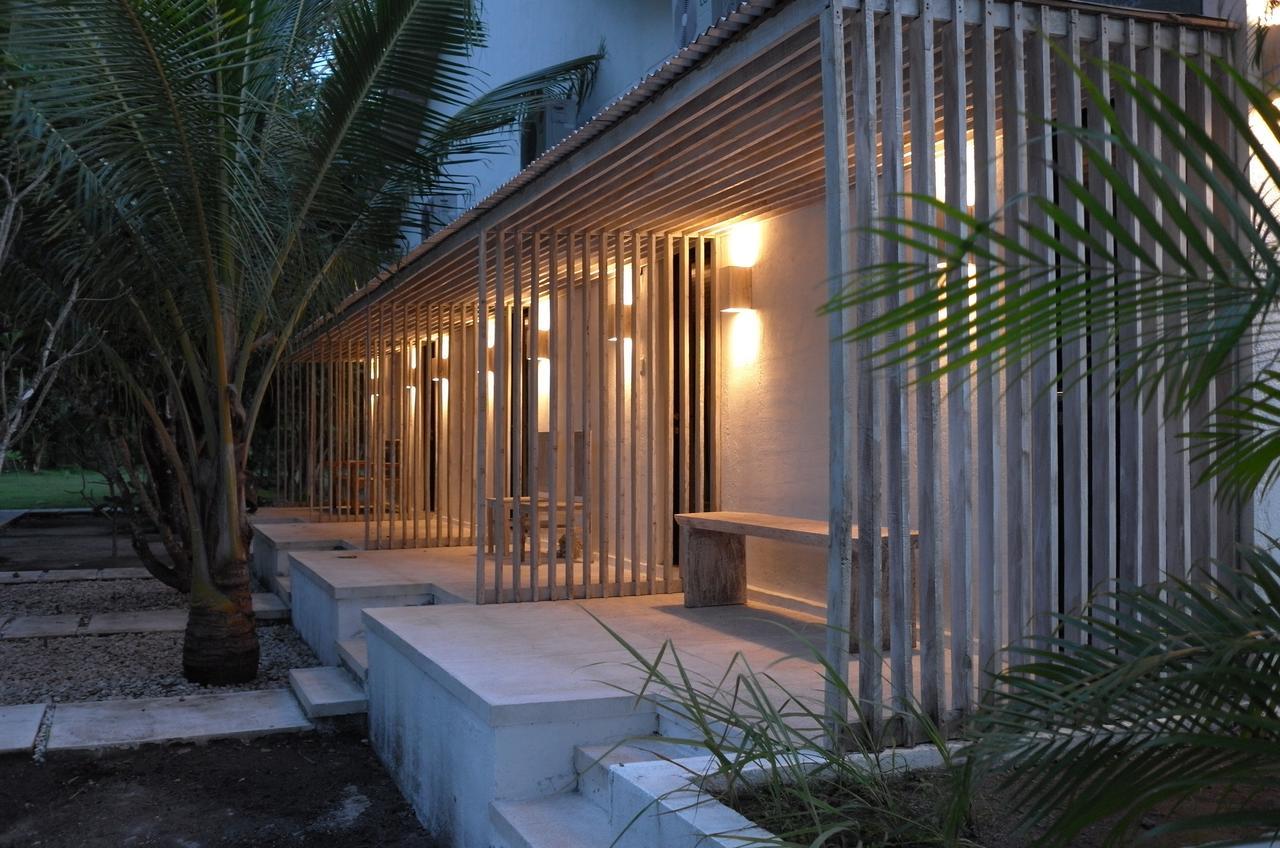 Myamo Beach Lodge Jereweh Екстериор снимка
